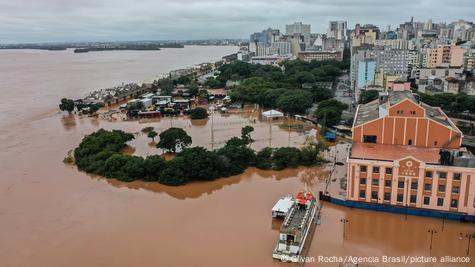 Vista aérea da cidade de Porto Alegre alagada com águas do Lago Guaíba