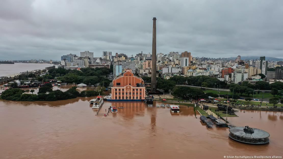 Visão aérea de Porto Alegre inundada por Lago Guaíba