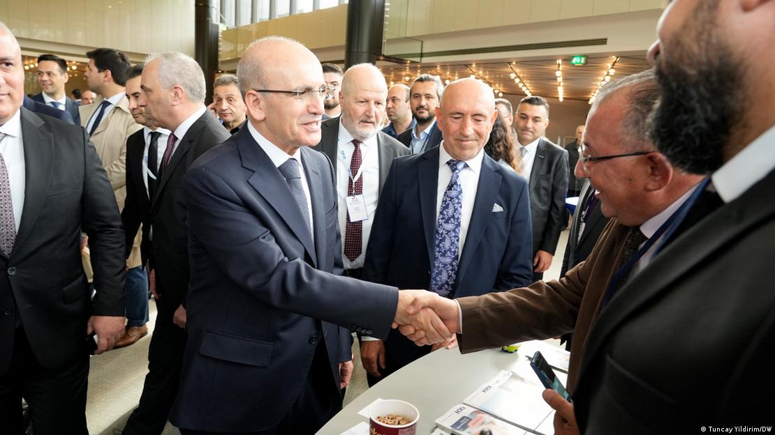 Mehmet Şimşek, katılımcıların elini sıkıyor