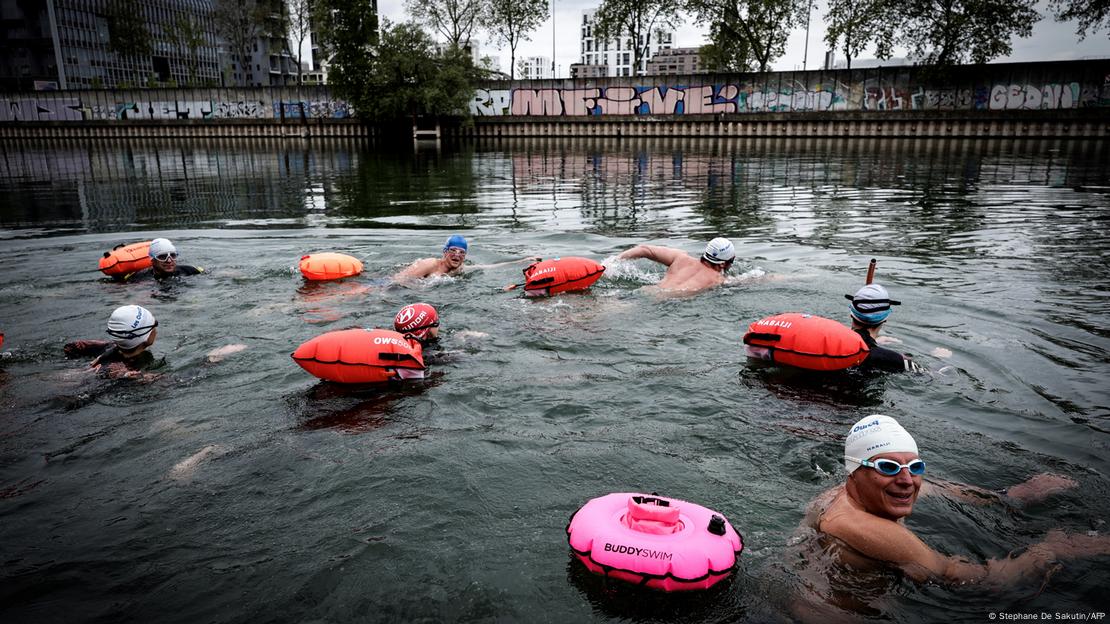 Nadadores en el río Sena, de París.