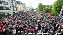 05/05/2024 *** Teilnehmer einer Kundgebung anlässlich eines Angriffs auf einen SPD-Politiker stehen auf dem Pohlandplatz. Nach dem brutalen Angriff auf den SPD-Politiker Ecke hat sich ein 17-Jähriger der Polizei gestellt.