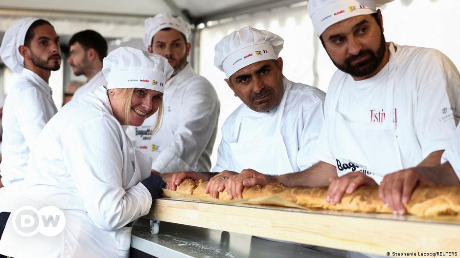 “Les boulangers français reprennent le record de la plus longue baguette du monde” – DW – 05/06/2024