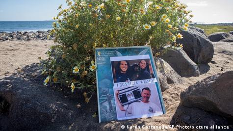 Las fotos de los surfistas extranjeros desaparecidos fueron colocadas en la playa de Ensenada, México. (Archivo 05.05.2024) Las fotos de los surfistas extranjeros desaparecidos fueron colocadas en la playa de Ensenada, México. (Archivo 05.05.2024)