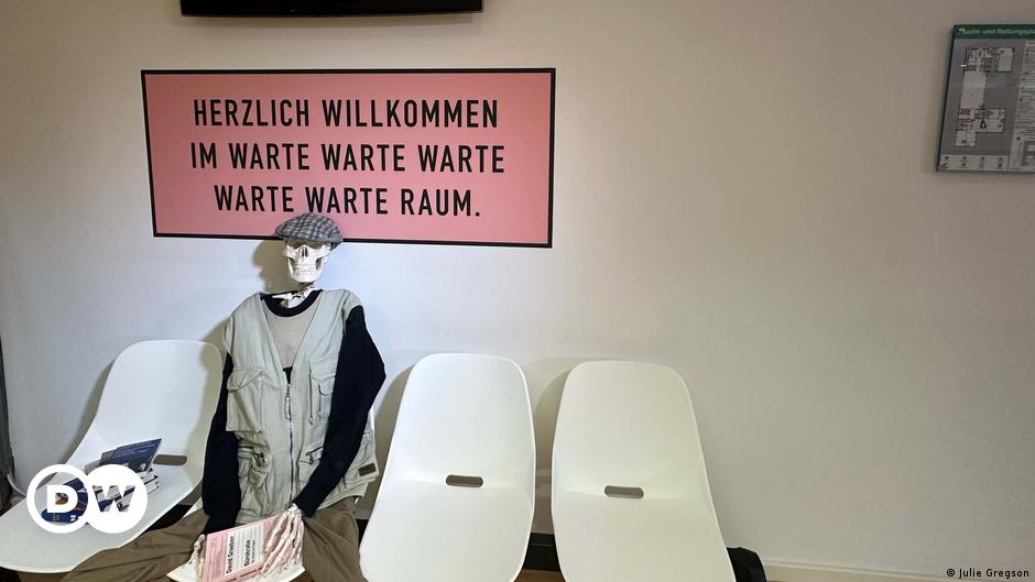 Berlin museum pokes fun at German bureaucracy – DW – 05/11/2024