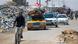 Ein Mann auf einem Fahrrad sowie mehrere Autos möglicherweise auf der Flucht aus Rafah Ein Mann auf einem Fahrrad sowie mehrere Autos möglicherweise auf der Flucht aus Rafah