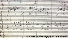 «Seid umschlungen, Millionen» ist in Berlin auf einem Faksimile der Neunten Sinfonie von Ludwig van Beethoven zu lesen. (zu dpa «Das geheimnisvolle Metronom Beethovens: Neue Studie analysiert die Tempi der Sinfonien») +++ dpa-Bildfunk +++
