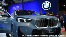 25.04.2024, China, Peking: Ein BMW iX1 steht auf der Automesse in China. Die «Auto China» gilt als wichtigste Messe der Automobilbranche in China. Foto: Johannes Neudecker/dpa +++ dpa-Bildfunk +++