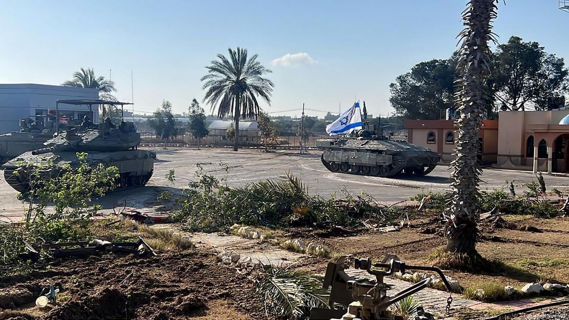 Israelische Panzer stehen am blockierten Grenzübergang Rafah