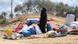 Una mujer busca refugio fuera de Rafah tras ser evacuada por orden de Israel. Una mujer busca refugio fuera de Rafah tras ser evacuada por orden de Israel.