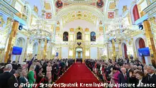 07.05.2024+++ Moskau - Gäste warten auf die Ankunft des russischen Präsidenten Wladimir Putin zu seiner Amtseinführungszeremonie im Großen Kremlpalast in Moskau. +++ dpa-Bildfunk +++