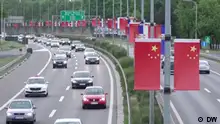 Es ist ein ausgeschnittenes Foto aus dem Video unsere Koreespondentin Sanja Kljajić.
Beschreibung: Eine Straße in Belgrad mit chinesischen und serbischen Flaggen vor der Ankunft des chinesischen Präsidenten Xi Jinping