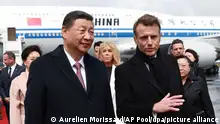 Der französische Präsident Emmanuel Macron (r) empfängt den chinesischen Präsidenten Xi Jinping (l) auf dem Flughafen von Tarbes im Südwesten Frankreichs. Der französische Präsident empfängt Chinas Staatschef auf einem abgelegenen Bergpass in den Pyrenäen zu privaten Gesprächen, nachdem der Staatsbesuch in Paris von Handelsstreitigkeiten und Russlands Krieg in der Ukraine geprägt war. Der französische Präsident Macron lud den chinesischen Präsidenten Xi auf den Tourmalet-Pass nahe der spanischen Grenze ein, wo Macron als Kind seine Großmutter besuchte. +++ dpa-Bildfunk +++