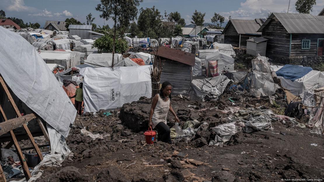 Assentamento de refugiados em Goma, com barracos improvisados e muito lixo