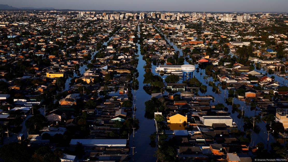 Cidade vista de cima, com as ruas alagadas