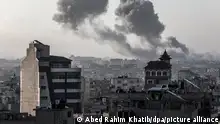 İsrail'in hava saldırısı sonrasında Refah kenti üzerinde yükselen dumanlar