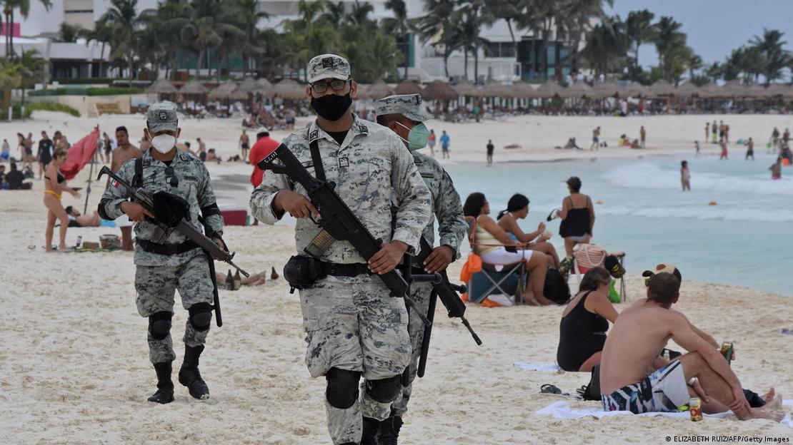 Soldados vigilan las playas de Cancún. 