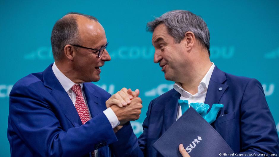 Rukovanje ili obaranje ruku? Fridrih Merc (CDU) i Markus Zeder (CSU) na kongresu u Berlinu