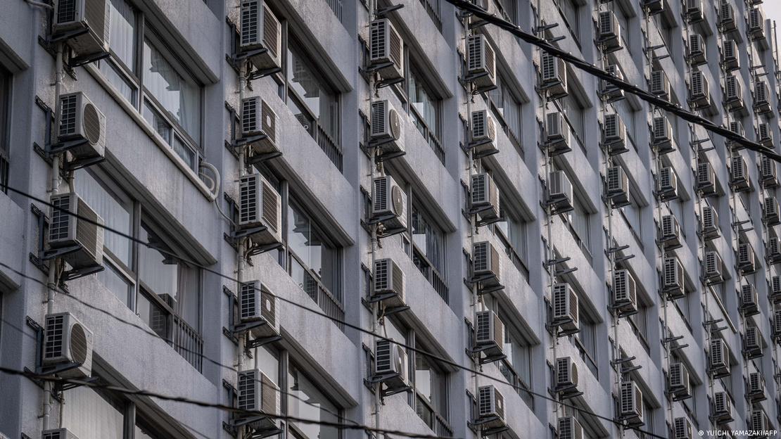 Japan Tokio | Hitzewelle in Asien | Viele Klimaanlagen die außen an einem Wohnblock hängen