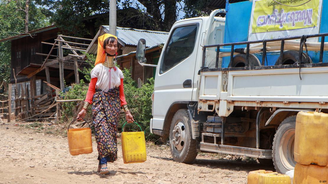 Myanmar: Grua me bidona me ujë