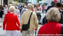 Senioren gehen durch die Leipziger Innenstadt. (zu dpa: Härtefallfonds für Ostrentner: Mehr als 163 000 Anträge) +++ dpa-Bildfunk +++