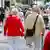 Starije osobe u šetnji središtem grada 