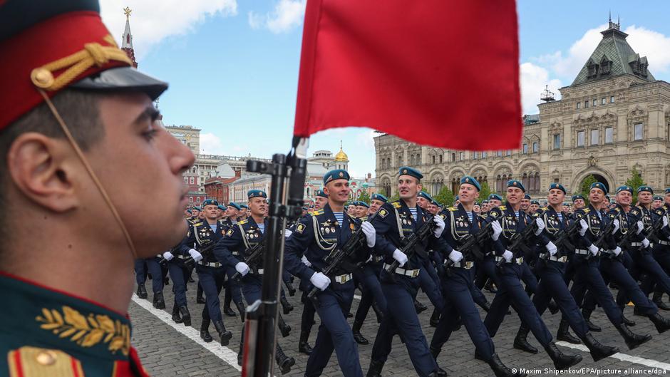 Паради 9 травня в низці міст Росії відбудуться у скороченому форматі, а десь - взагалі не відбудуться. 

Чому Москва відмовляється від традиційного формату святкувань?