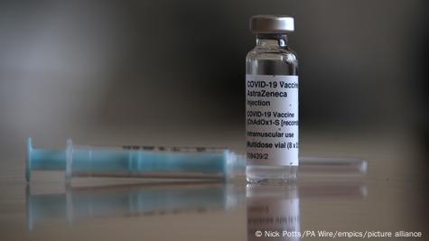 Un vaccin contre la Covid-19 et une seringue Un vaccin contre la Covid-19 et une seringue