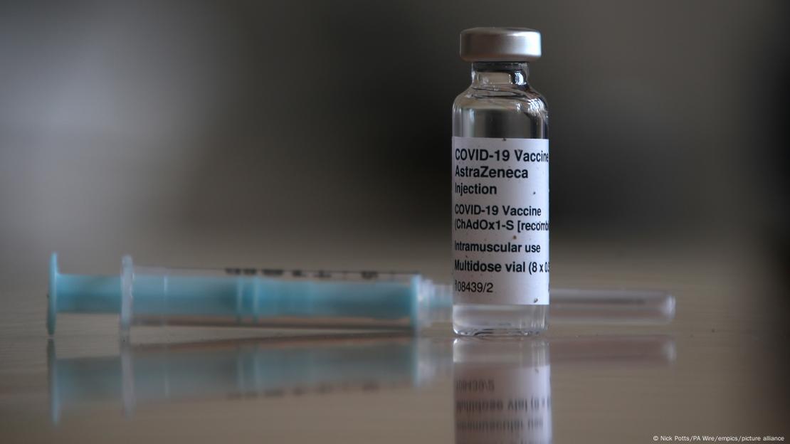 Një shishe që përmban gjilpërë për vaksinimin dhe injeksionin COVID-19 Një shishe që përmban gjilpërë për vaksinimin dhe injeksionin COVID-19