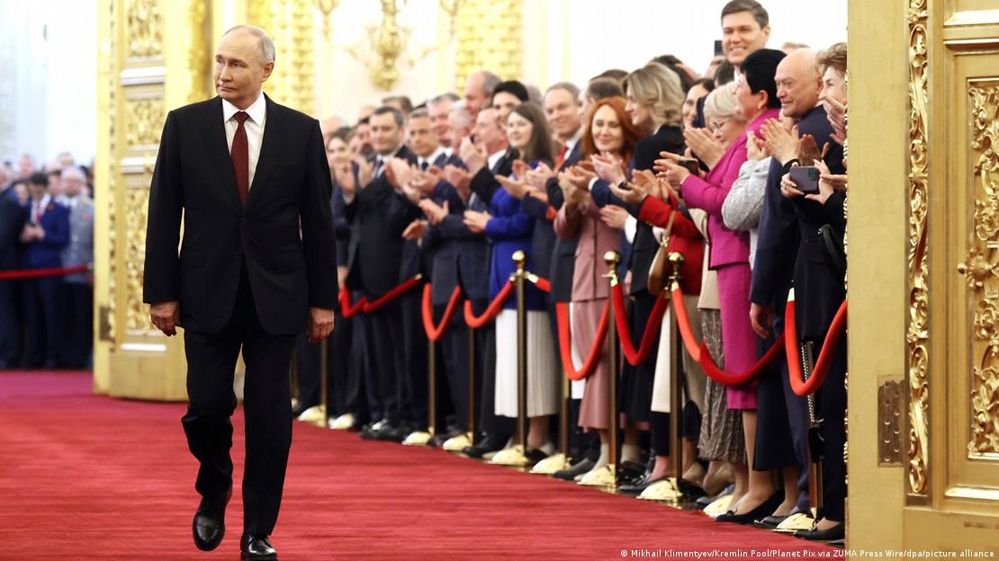 Putin merr mandarin e pestë - ceremonia e festimit, Putin hyn në sallë, duartrokitje nga njerëz përreth