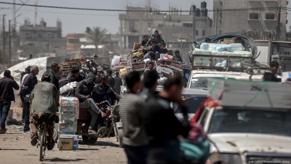 Palästinenser verlassen mit schwerem Gepäck die östlichen Gebiete von Rafah