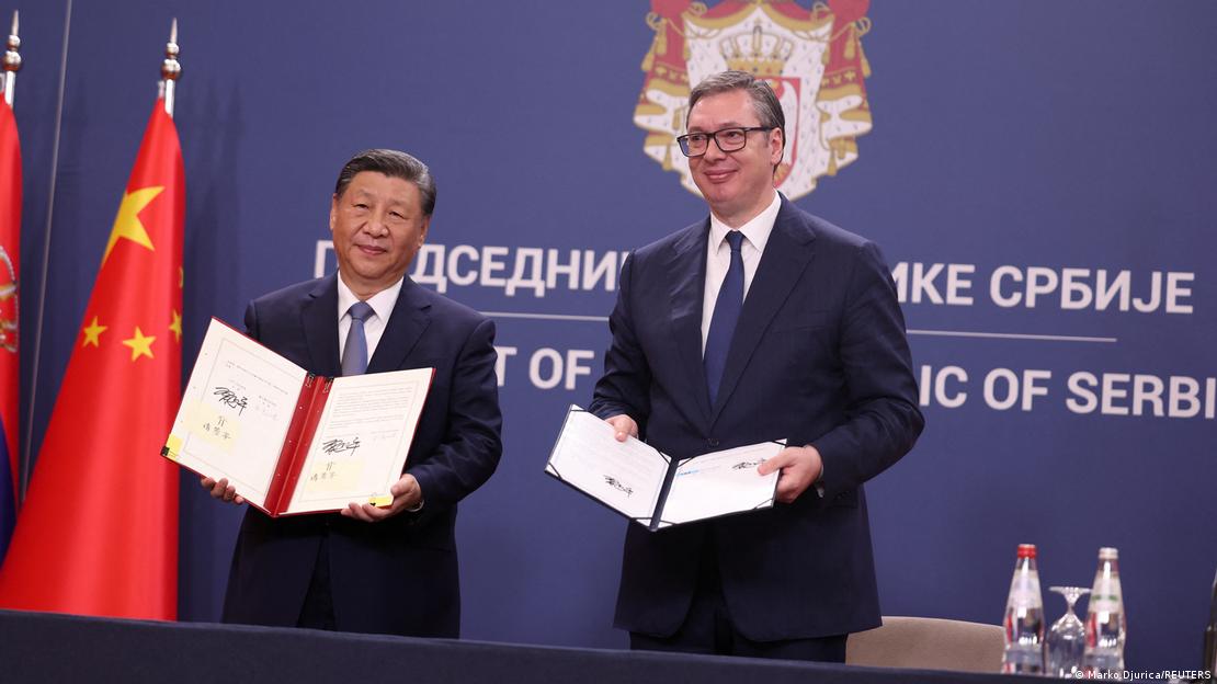 Vuçiq dhe Xi në Beograd duke mbajtur dokumentat e nënshkruar para kamerave
