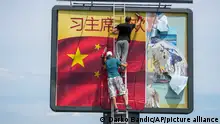 中国领导人习近平到访前夕，塞尔维亚工人在安装巨幅欢迎广告牌。