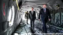 08.05.2024+++ Philadelphia - Boris Pistorius (SPD, M), Bundesminister der Verteidigung, besichtigt einen Chinook-Hubschrauber bei einem Besuch der Firma Boeing. Der Minister trifft bei seiner militärpolitischen Reise Amtskollegen, Diplomaten und Offiziere.