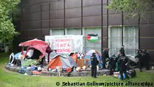 Polizeibeamte räumen nach der Räumung einer pro-palästinensischen Demonstration der Gruppe «Student Coalition Berlin» auf dem Theaterhof der Freien Universität Berlin das Camp ab. Propalästinensische Aktivisten haben am Dienstag einen Hof der Freien Universität in Berlin besetzt. +++ dpa-Bildfunk +++