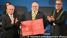 09.05.2024 Oberrabbiner Pinchas Goldschmidt (M), Präsident der Europäischen Rabbiner-Konferenz, wird von der Aachener Oberbürgermeisterin Sibylle Keupen (Parteilos, r) und Jürgen Linden, Vorsitzender des Direktorium zur Verleihung des Internationalen Karlspreises (r), mit dem Internationalen Karlspreis zu Aachen ausgezeichnet. +++ dpa-Bildfunk +++