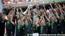 Fußball, Frauen: DFB-Pokal, VfL Wolfsburg - Bayern München, Finale, RheinEnergieStadion. Die Spielerinnen des VfL Wolfsburg feiern ihren Sieg. Die Fußballerinnen des VfL Wolfsburg haben zum zehnten Mal in Serie den DFB-Pokal gewonnen. Das Team siegte mit 2:0 (2:0) gegen Meister FC Bayern München.