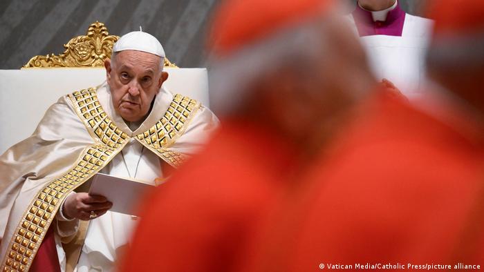 Vaticano pede desculpas por fala homofóbica do papa Francisco