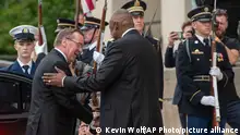 09.05.2024+++ Defense Secretary Lloyd Austin, center, welcomes German Defense Minister Boris Pistorius, left, to the Pentagon on Thursday, May 9, 2024, in Washington. (AP Photo/Kevin Wolf)