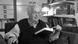 Der Schriftsteller Ivan Ivanji sitzt in einem Sessel und liest in einem Buch Der Schriftsteller Ivan Ivanji sitzt in einem Sessel und liest in einem Buch