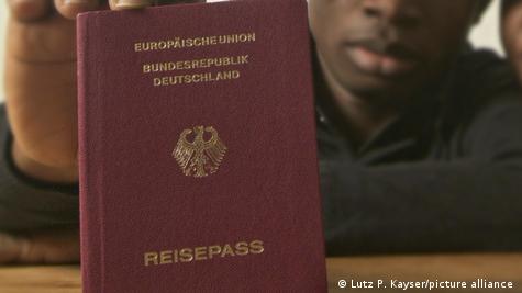Un jeune couple originaire d'Afrique montre ses passeports allemands (19.10.2007)