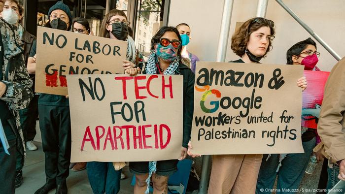 Trabalhadores do setor de tecnologia durante protesto em frente ao escritório do Google em Nova York em abril 