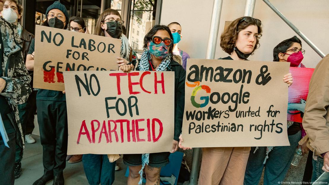 Personas protestan con carteles contra Google y Amazon por Israel.