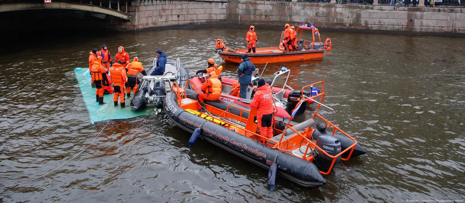 Санкт-Петербург: арестован водитель упавшего в реку автобуса – DW –  12.05.2024