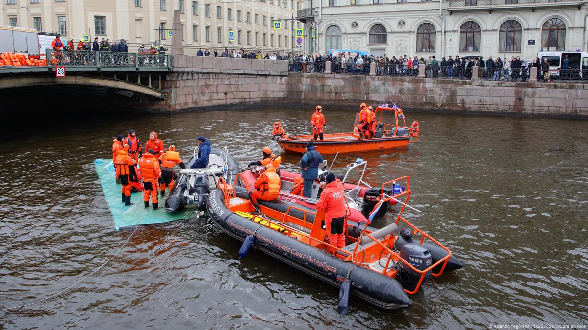 Санкт-Петербург: арестован водитель упавшего в реку автобуса – DW –  12.05.2024