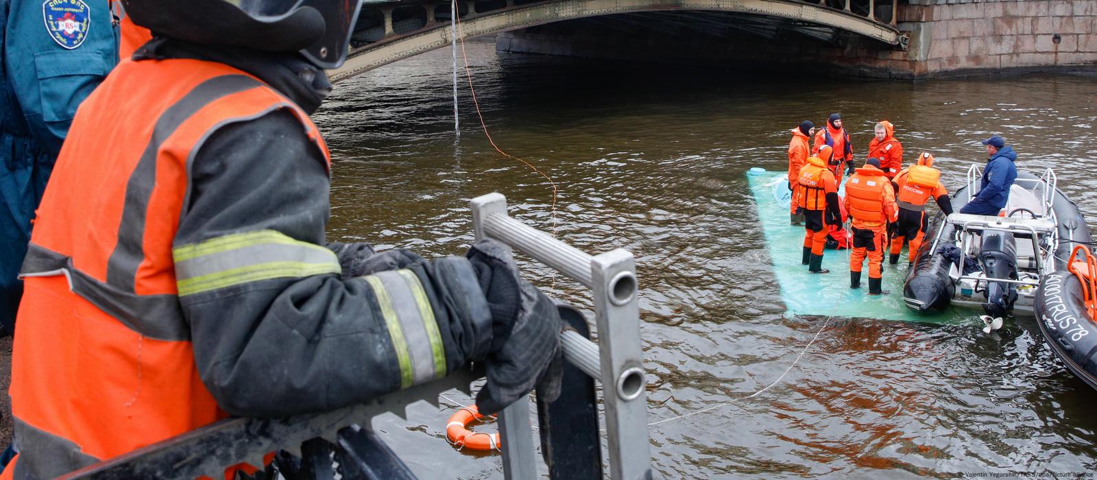 В Петербурге автобус упал в Мойку: семь погибших – DW – 10.05.2024