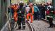 Bomberos y rescatistas sobre el viaducto donde se produjo el accidente. Bomberos y rescatistas sobre el viaducto donde se produjo el accidente.