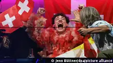 Nemo (M) aus der Schweiz reagiert während der Punktewertung beim Finale des Eurovision Song Contest (ESC) 2024 in der Malmö Arena. Der größte Gesangswettbewerb der Welt steht unter dem Motto United By Music. +++ dpa-Bildfunk +++