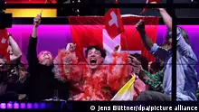 Nemo (M) aus der Schweiz reagiert während der Punktewertung beim Finale des Eurovision Song Contest (ESC) 2024 in der Malmö Arena. Der größte Gesangswettbewerb der Welt steht unter dem Motto United By Music. +++ dpa-Bildfunk +++
