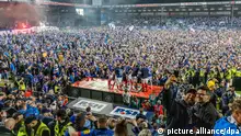 Fußball: 2. Bundesliga, Holstein Kiel - VfL Fortuna Düsseldorf, 33. Spieltag, Holstein-Stadion. Die Spieler feiern mit den Fans gemeinsam den Aufstieg.