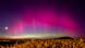 Una fuerte aurora boreal brilla sobre un campo de colza en Alemania durante la más reciente tormenta solar que llegó a la Tierra en mayo pasado. Los expertos dijeron a los observadores que apunten sus teléfonos inteligentes hacia el cielo para hacer fotos y capturar auroras que los ojos humanos no pueden ver. (Archivo 10.05.2024) Una fuerte aurora boreal brilla sobre un campo de colza en Alemania durante la más reciente tormenta solar que llegó a la Tierra en mayo pasado. Los expertos dijeron a los observadores que apunten sus teléfonos inteligentes hacia el cielo para hacer fotos y capturar auroras que los ojos humanos no pueden ver. (Archivo 10.05.2024)